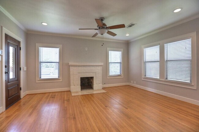 Building Photo - 2205 Brun St