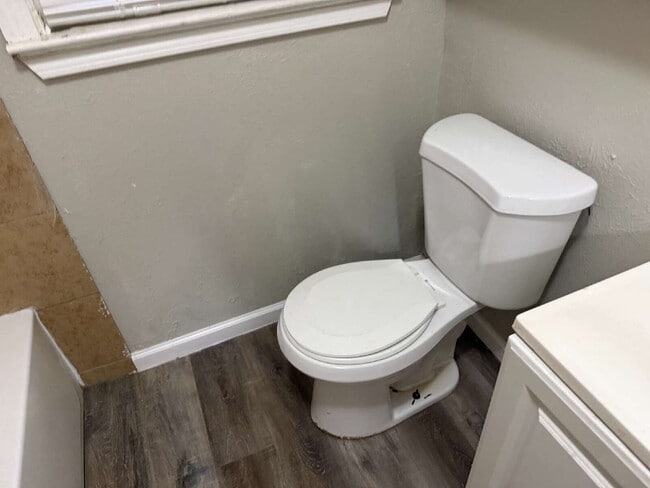 Building Photo - 1018 E Waco Ave