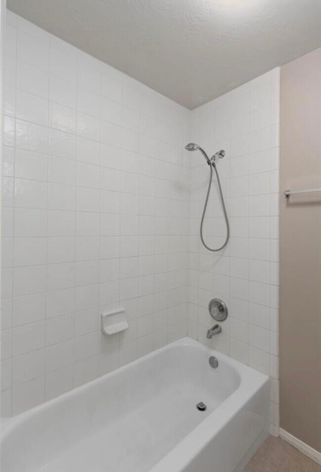 Building Photo - 10115 Cottonwood Canyon Dr