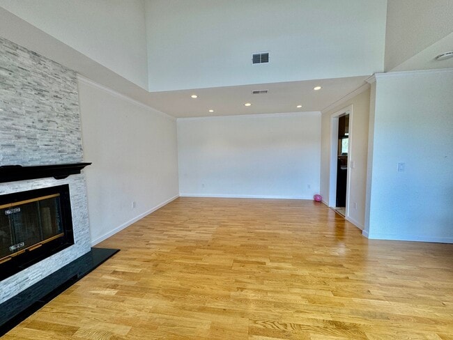Building Photo - Stylish 3Bed/2.5Ba Daly City Home with Mod...