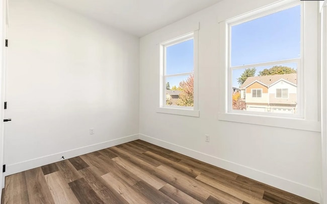 Building Photo - 5856 SE 18th St