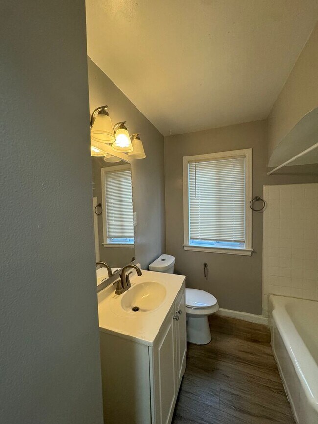 Building Photo - 3 Bedroom Bungalow