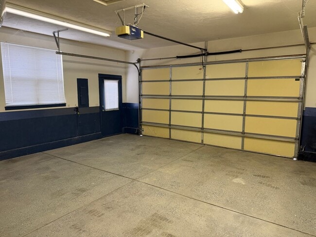 Building Photo - Beautiful 3 bedroom 2.5 bathroom house in a great neighborhood!