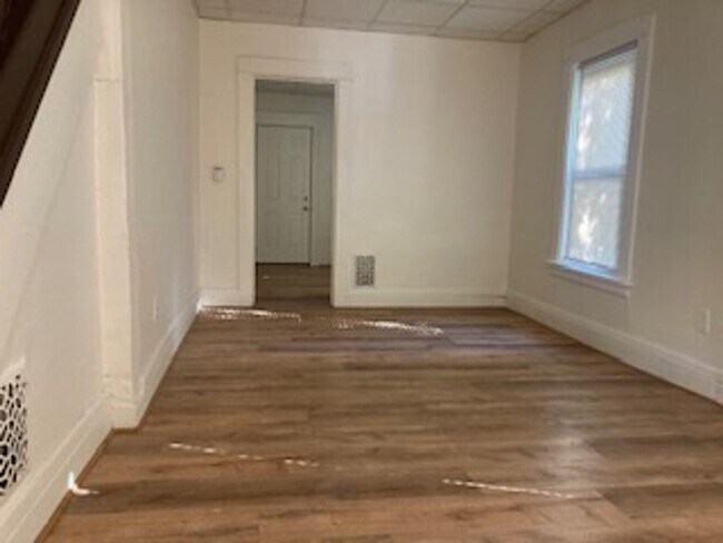 Building Photo - 86-88-88 Baycliff Dr