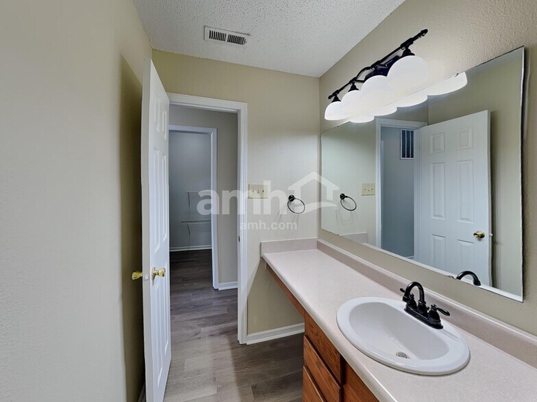 Building Photo - 2940 Hearthside Dr
