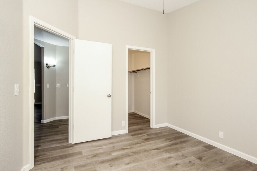 Building Photo - 1310 N Blackstone Dr