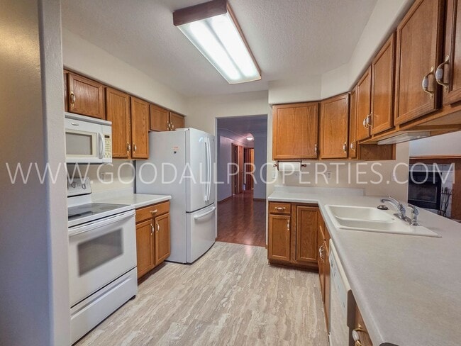 Building Photo - Spacious 5-Bedroom Ranch in the Heart of Waukee with a fenced in yard