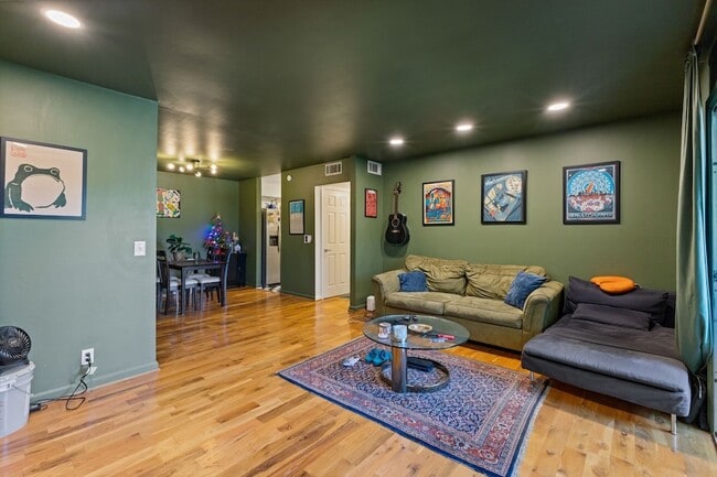 Building Photo - 515 Basswood Ave