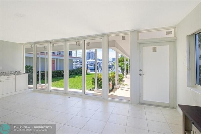 Building Photo - 2760 Yacht Club Blvd