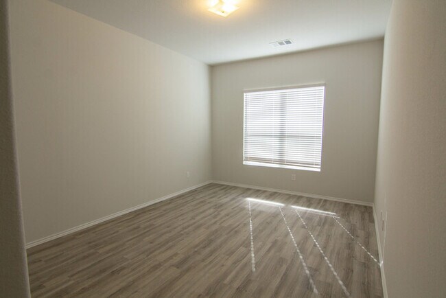 Building Photo - 18614 Queesborough Creek Rd