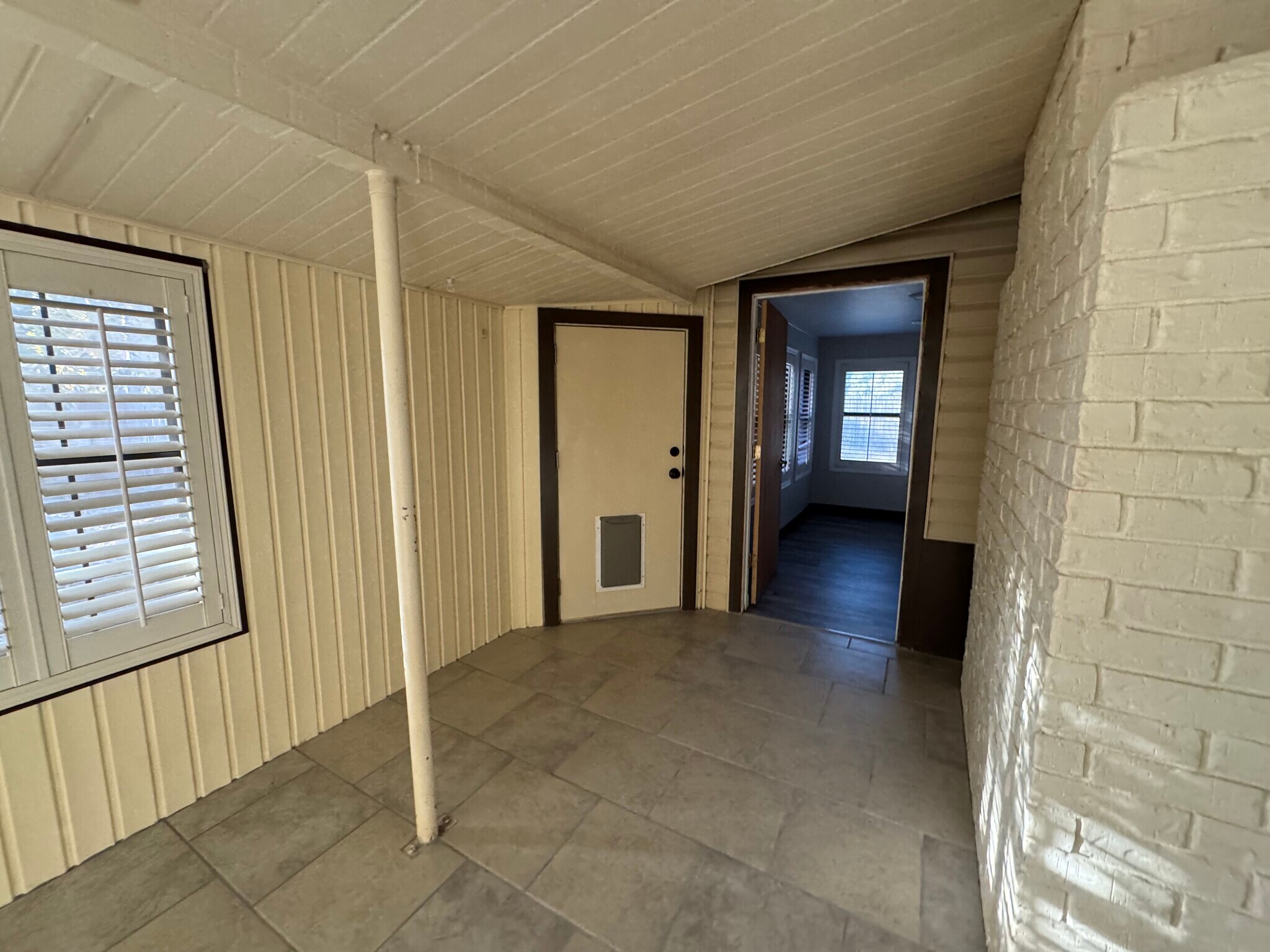 Building Photo - 8608 Geneva Ave