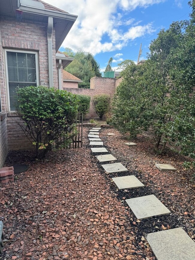 Building Photo - Stunning 3 BR 2 Bath Home!