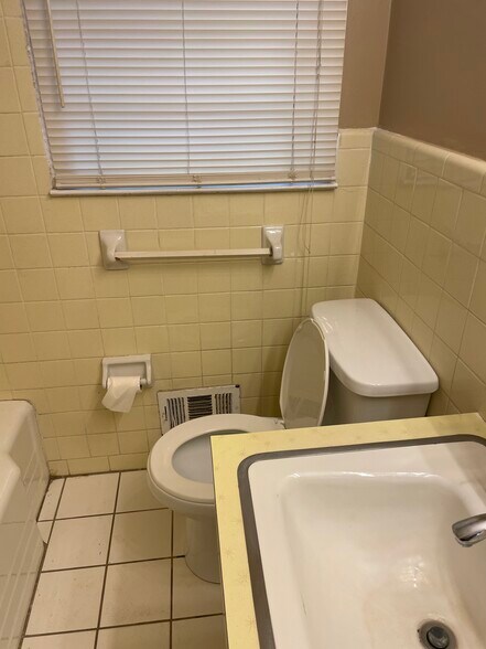 Hall Bath Rm - 4193 Dunmore Rd