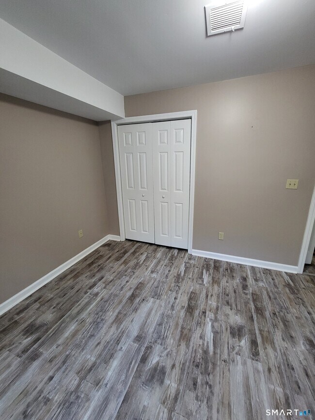 Building Photo - 4 Manorwood Dr