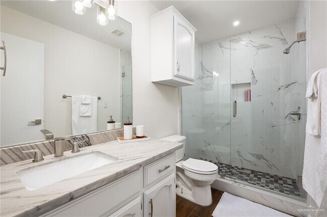 Building Photo - 1111 Lake View Dr