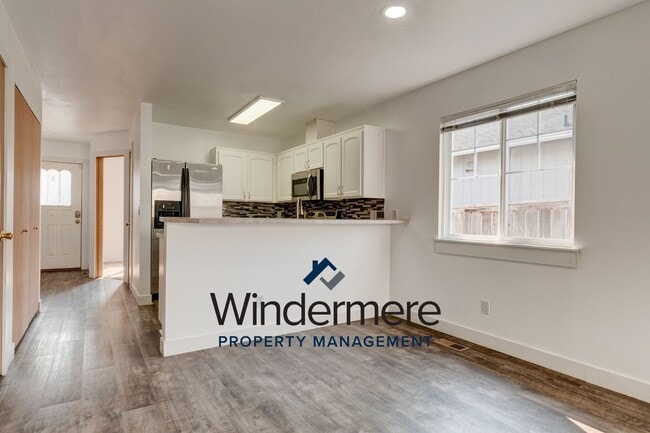 Building Photo - Charming Home in the Heart of Oak Harbor –...