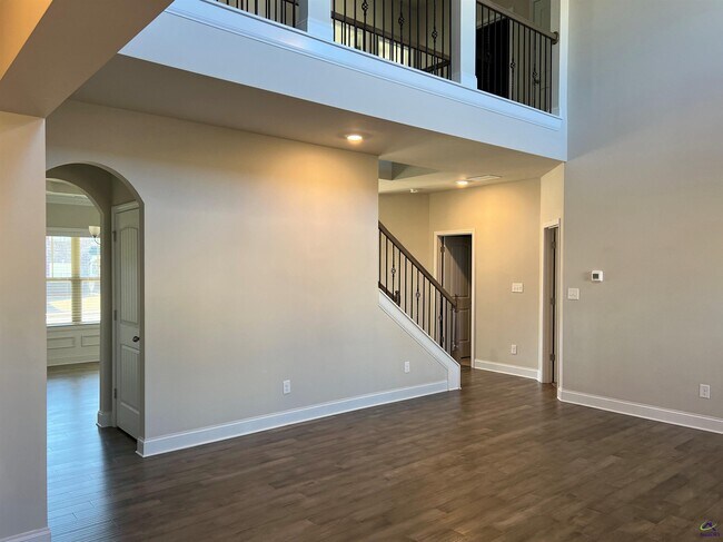 Building Photo - 105 Lacey Oak Ln