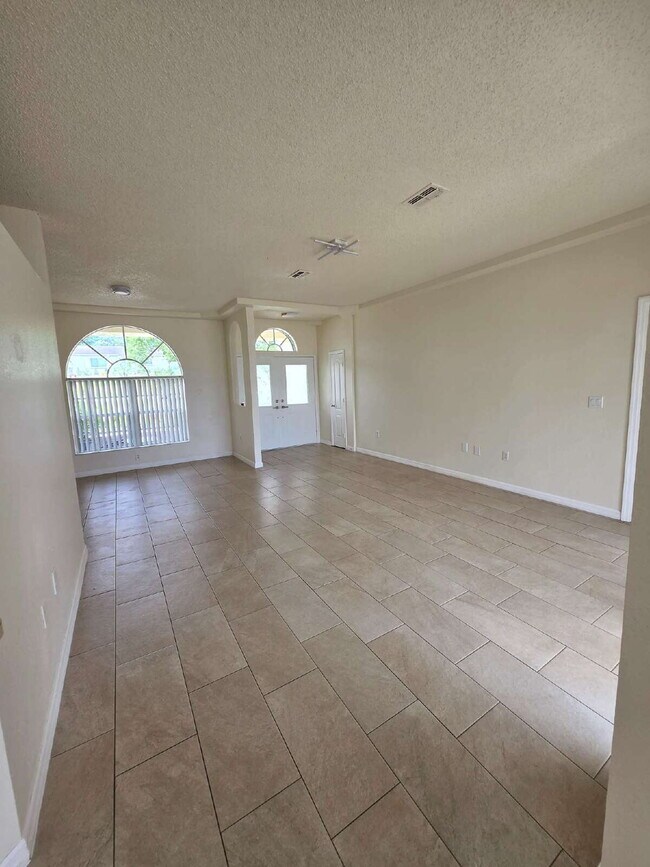 Building Photo - "Charming 3-Bed, 2-Bath Haven in Spring Hill – Your Perfect Florida Retreat!"