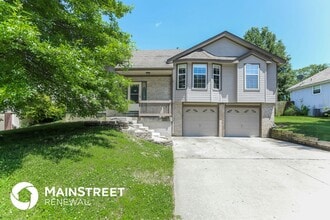 Building Photo - 907 SW Cross Creek Dr
