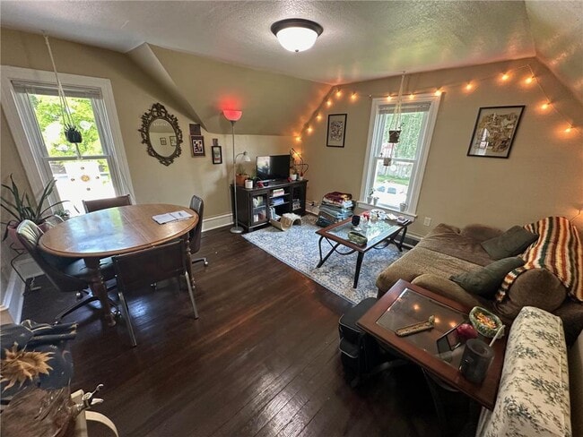 Building Photo - 613 3rd St SW