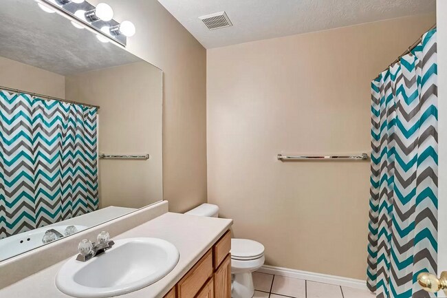 Building Photo - Available Now!   4 bedrooms, 3 1/2 baths P...