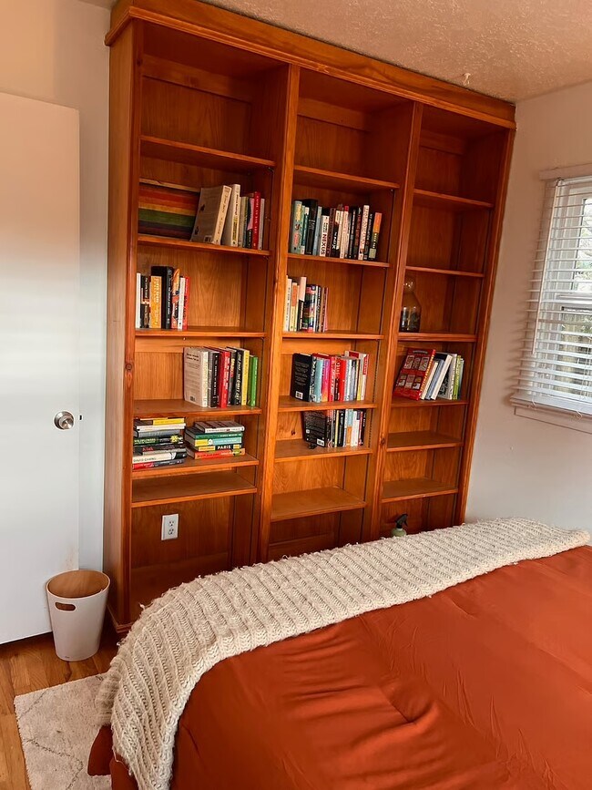 Building Photo - 9812 SE Reedway St