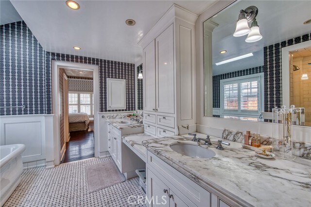 Building Photo - 325 Poppy Ave