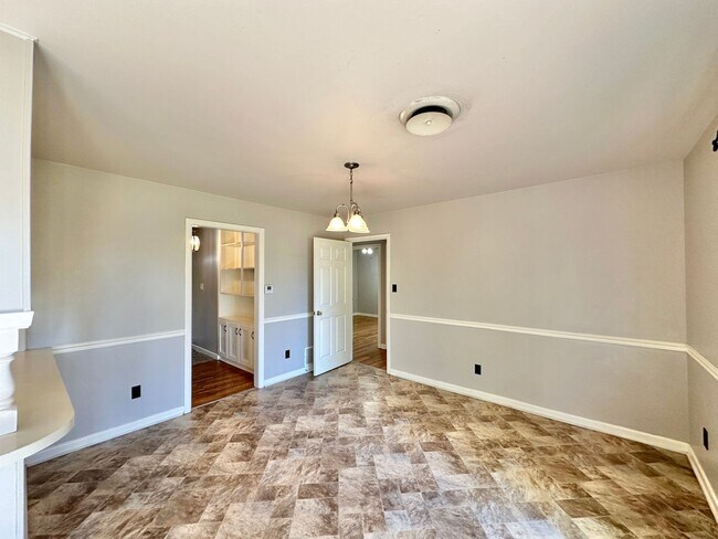 Building Photo - Viewable Now!