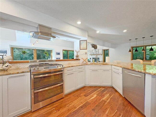 Building Photo - 13900 Hill Ridge Dr
