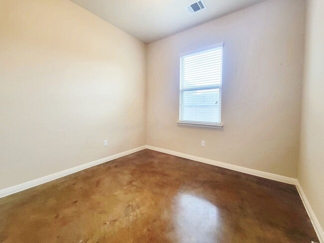 Building Photo - Nice 3/BR 2/BA – Cozy & Comfortable Living