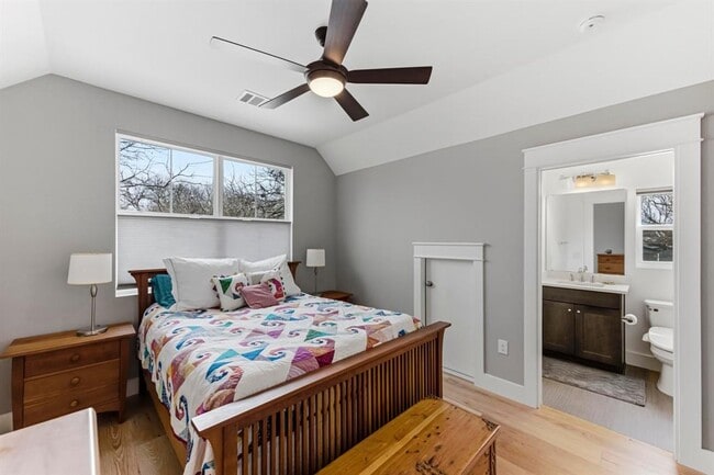 Building Photo - 1801 Pequeno St