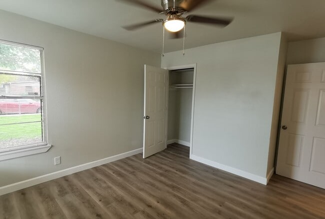 Building Photo - 4 Bedroom 2 bath in Valley High