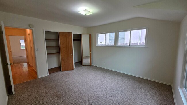 Building Photo - Sherman Oaks 3+2 w/appliances, wood floors...