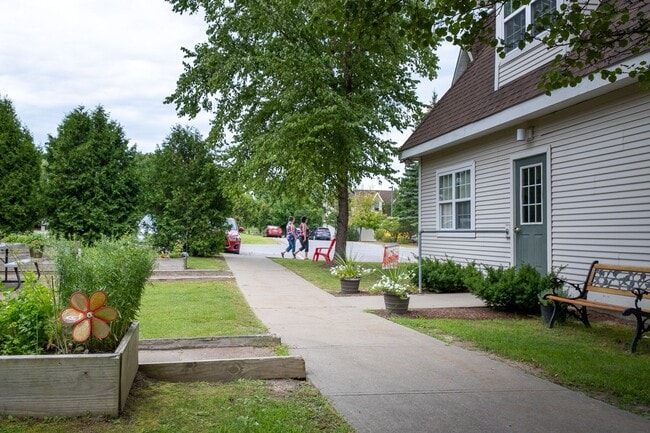 Building Photo - 1 bed, 1 bath independent senior living (55+ years of age) heat, hot water, & electricity include...