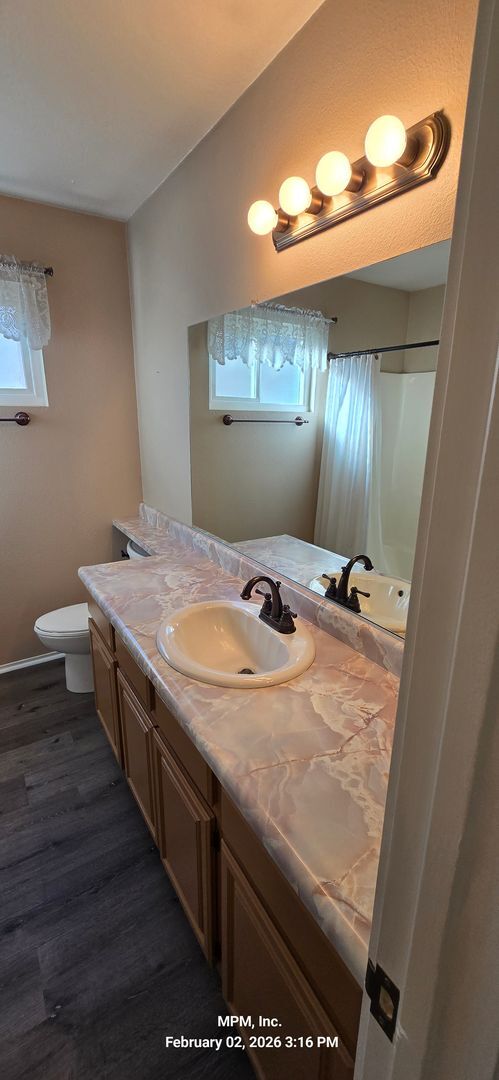 Building Photo - Lovely 2 bed 2 bath in 55 and over community