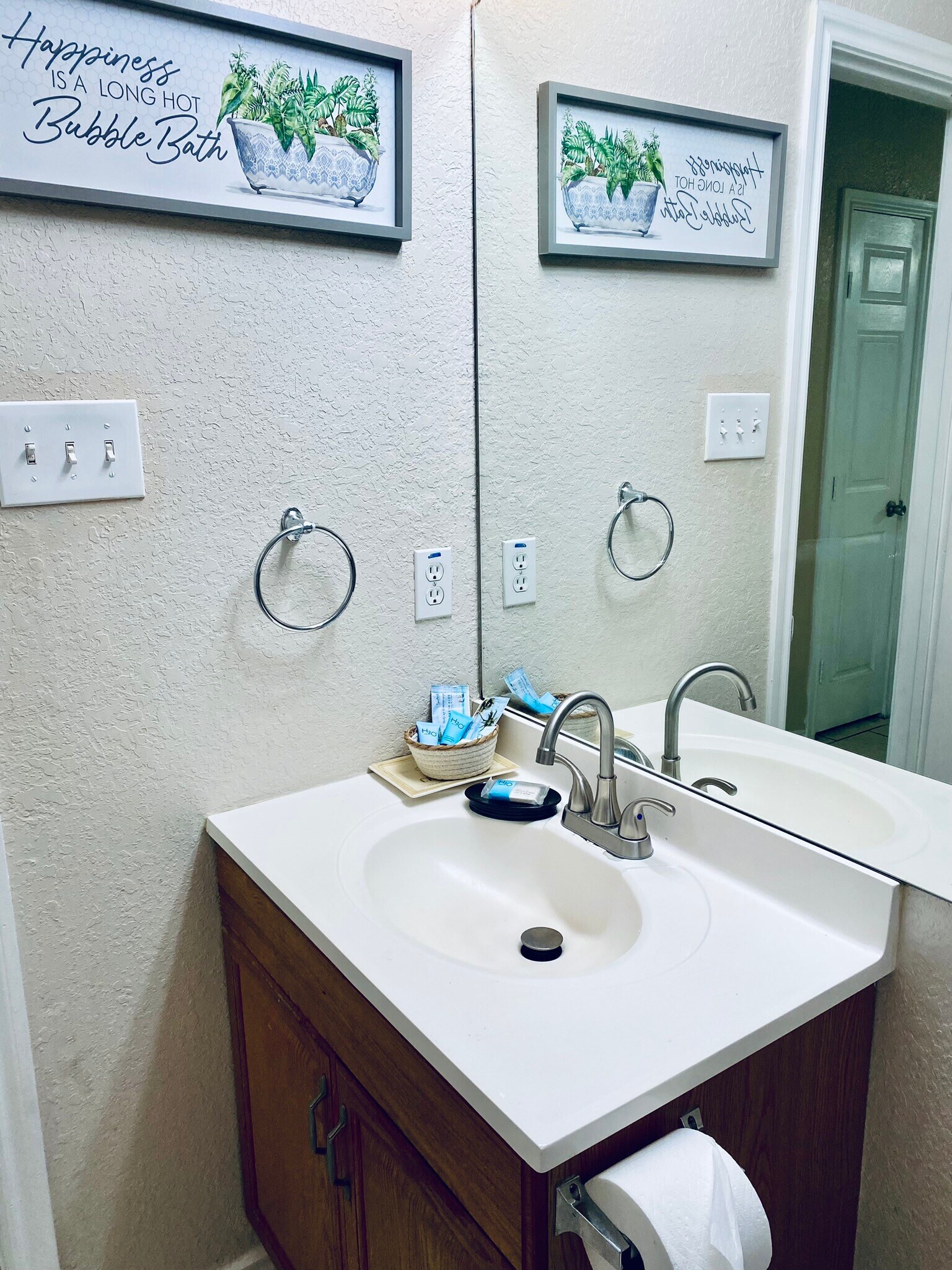 Guest Bath. - 6748 Trail Lake Dr