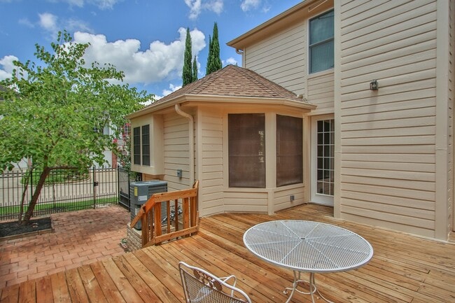 Building Photo - Huge breathtaking home!! Gated comunity wi...