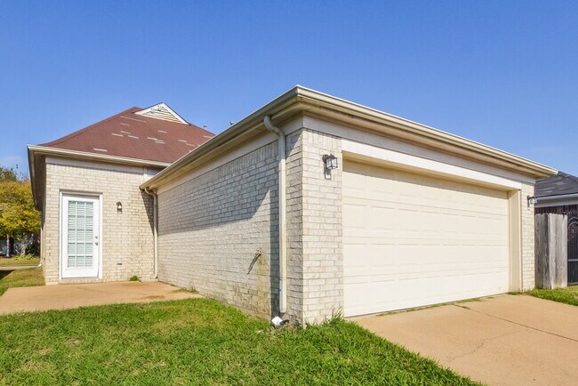 Building Photo - 6843 Mikayla Ln