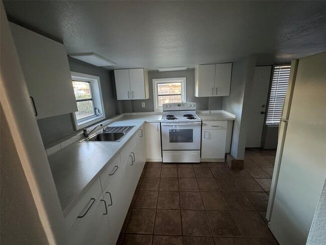 Building Photo - 3107 S Crystal Lake Dr