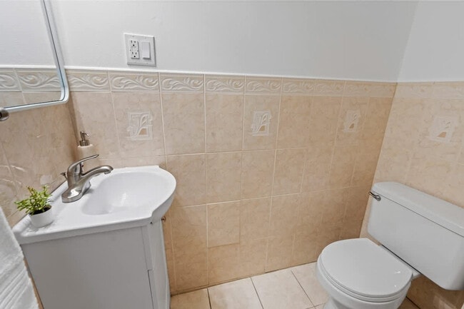 Building Photo - 1626 Union Turnpike