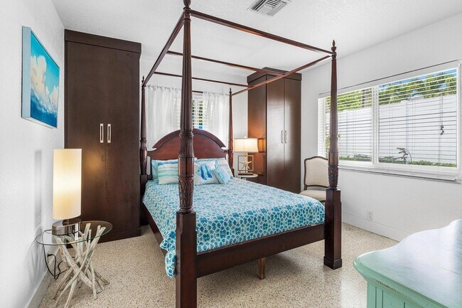 Building Photo - 342 NE 7th Ave