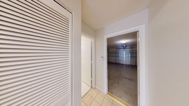 Building Photo - Spacious 3Bed/2.5Bath/Garage Home in Via Verde