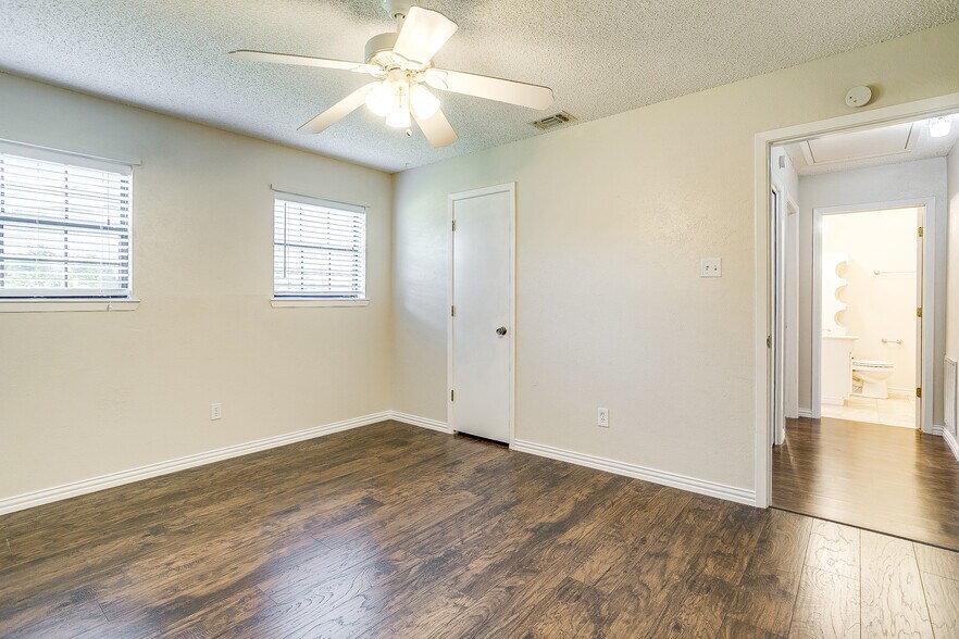 Building Photo - 1104 Sproles Dr