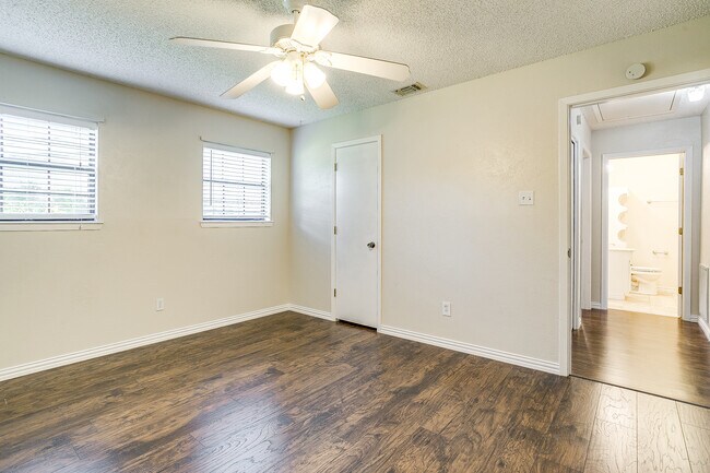 Building Photo - 1104 Sproles Dr