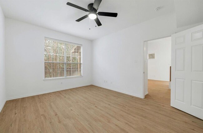 Building Photo - 1310 W Parmer Ln
