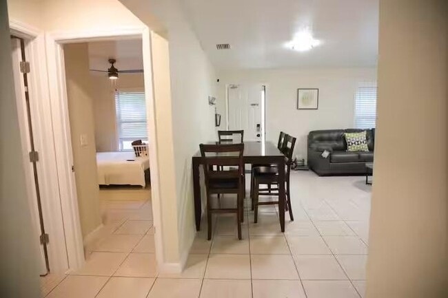 Building Photo - 826 N Lincoln Ave