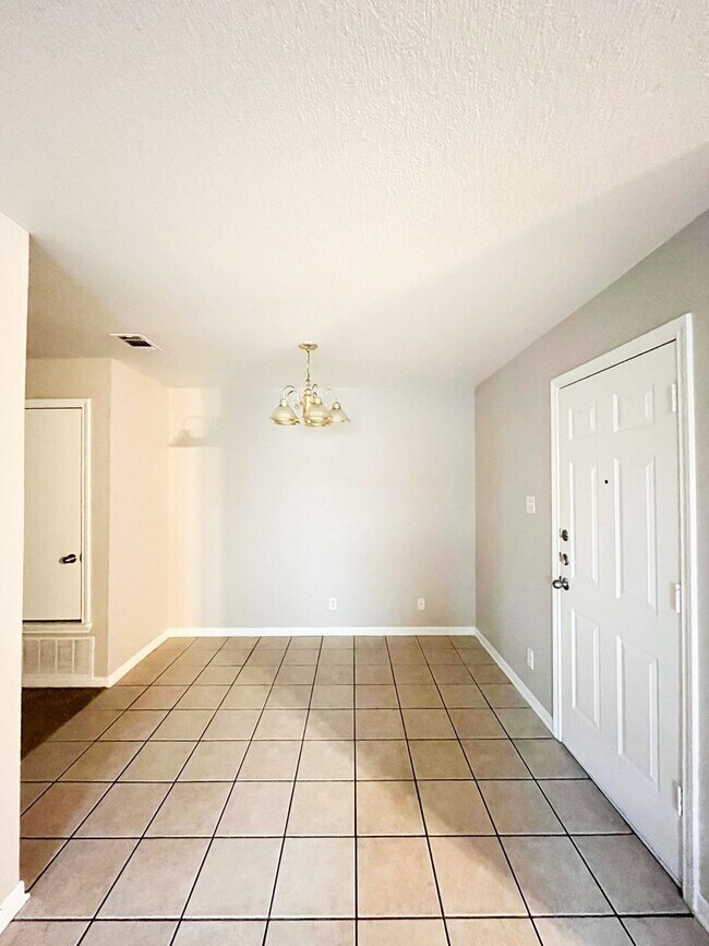 Building Photo - 1213 Cinch Dr