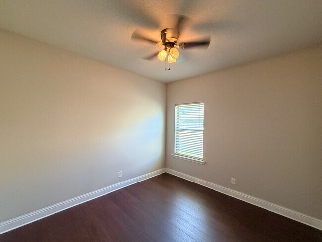 Building Photo - 2492 Bentridge Dr W