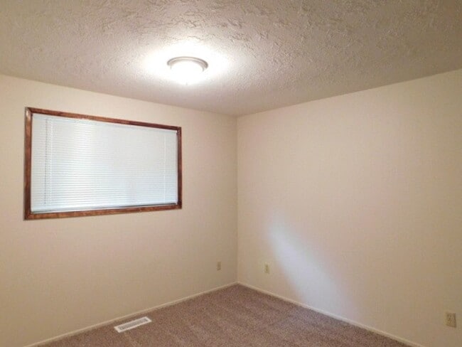 Building Photo - 3Bd/2Ba Single Story House - Available Soon!