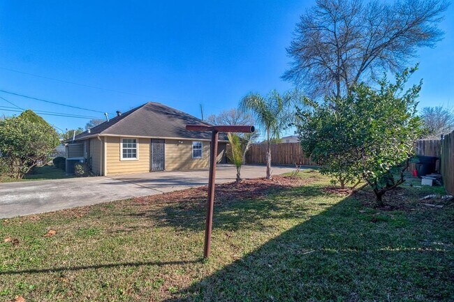 Building Photo - 8004 Mendez St